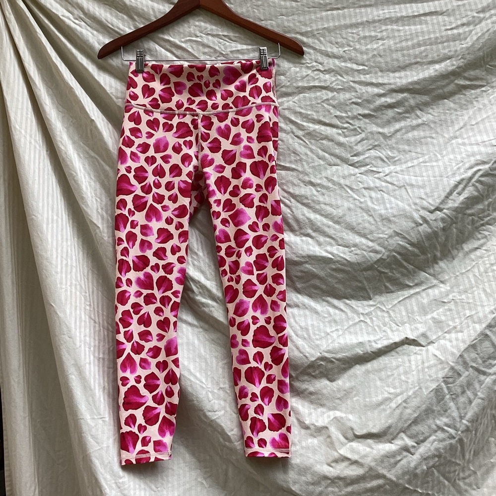 Fabletics Powerhold Heart Petal Pattern Leggings in Pink and Red, size XS - Picture 1 of 7